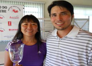 Mayumi Itagaki leva a Ta�a Mensal de Golfe